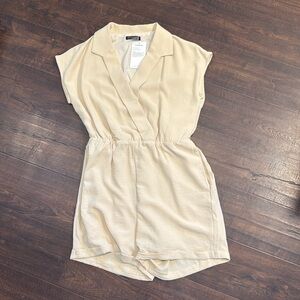 Pretty Garden cream colored romper NWT
Size small